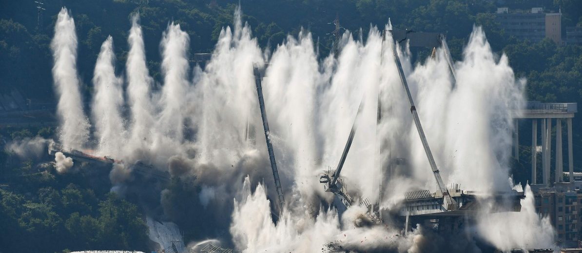 Fast ein Jahr nach dem Unglück: Genuas Morandi-Brücke verschwindet in Staub und Schutt