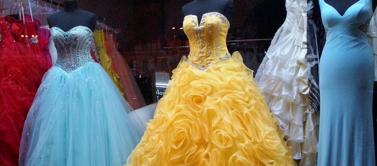 Dresscodes – ein alter Hut? 200 Jahre Mode für besondere Anlässe im Trierer Stadtmuseum Simeonstift