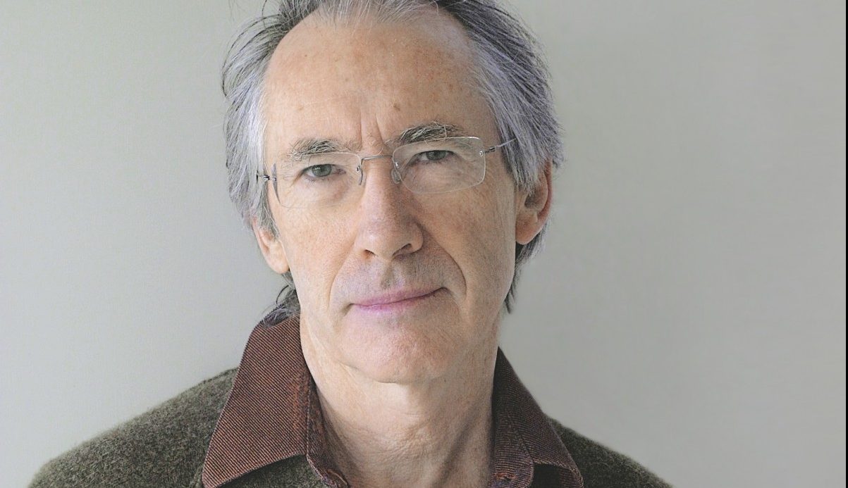 „Machines Like Me“: Ian McEwan spricht in seinem neuen Buch über künstliche und emotionale Intelligenz
