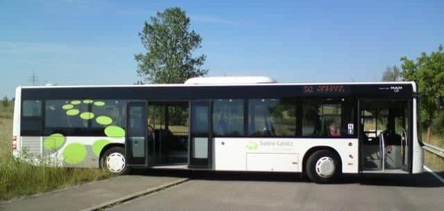 Limpach: Bus blockiert nach Wendemanöver Fahrbahn