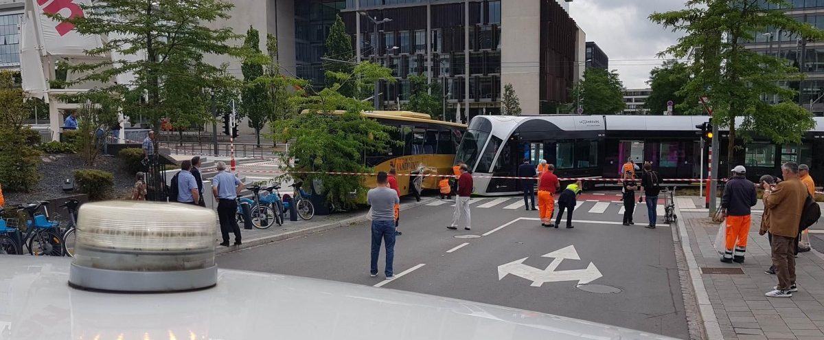 Tram rammt auf dem Kirchberg einen Bus und muss mit Kran geborgen werden