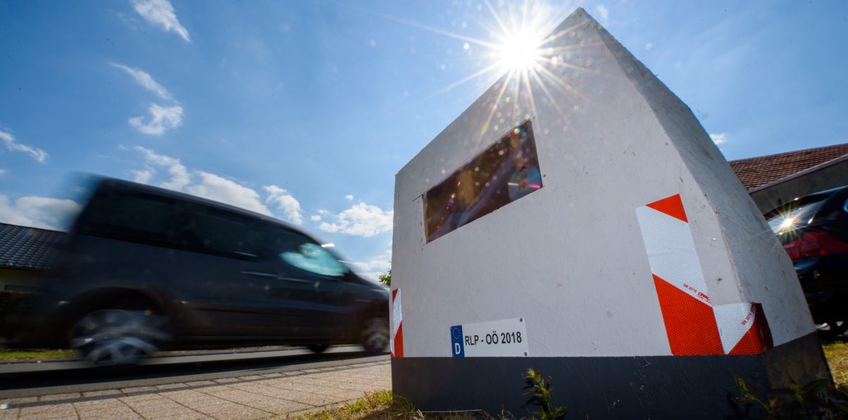 Gericht im Saarland: Temposünder-Fotos von bestimmtem Blitzgerät nicht verwertbar