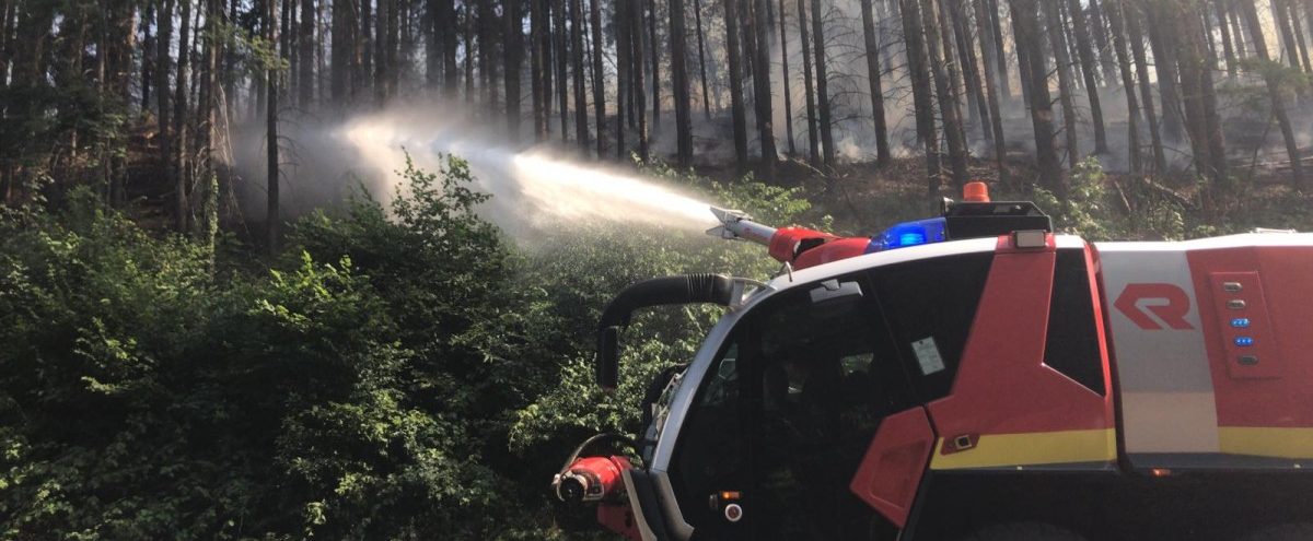 Großbrand in Hamm vernichtet Feuerwehr-Lkw – Flammen greifen auf Wald über