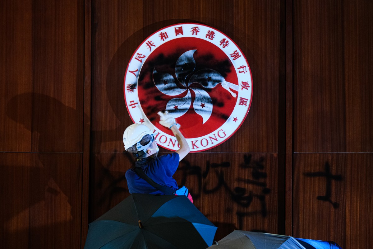 Proteste in Hongkong eskalieren: Demonstranten stürmen das Parlament