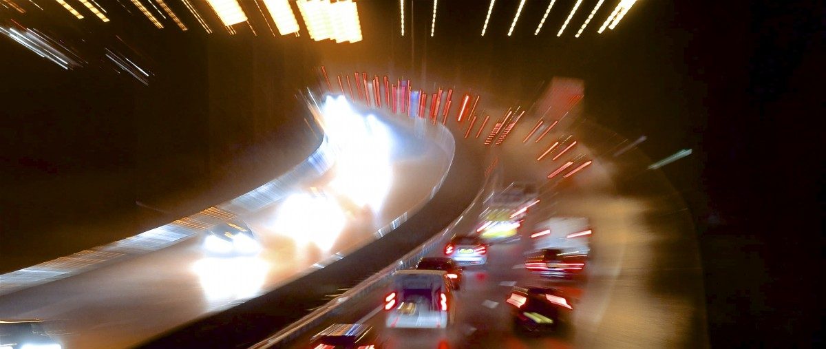 Auf der A1 herrscht bald Dunkelheit: Arbeiter bauen Straßenbeleuchtung ab