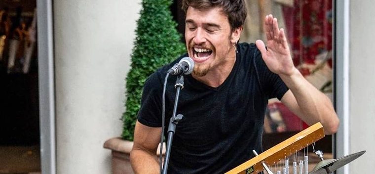 On Tour mit der Cajón: Andrija Hadzic jammt durch die Welt