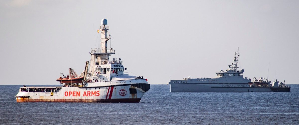 Spanien bietet „Open Arms“ Hafen an: Migranten springen über Bord