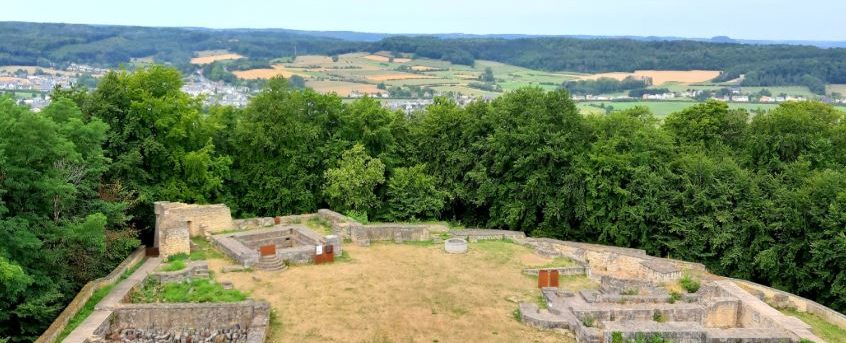 Burgen und Schlösser: Die Burgruine auf dem Düdelinger „Gehaansbierg“