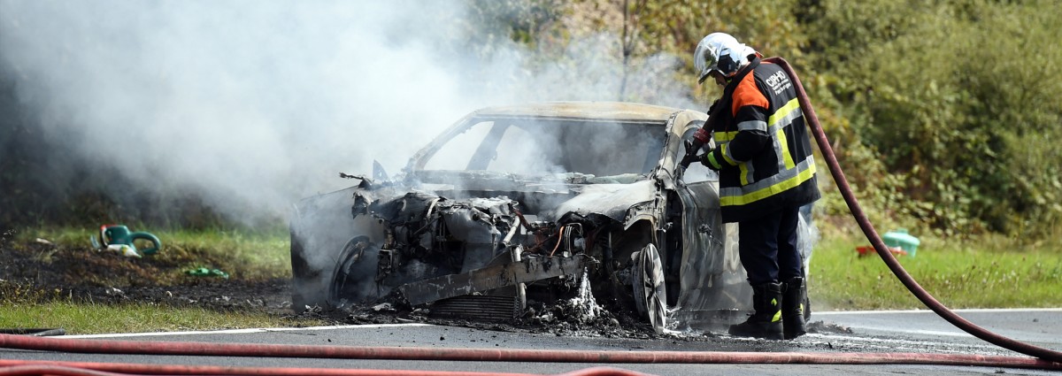 Auto brennt zwischen Hosingen und Dorscheid komplett aus