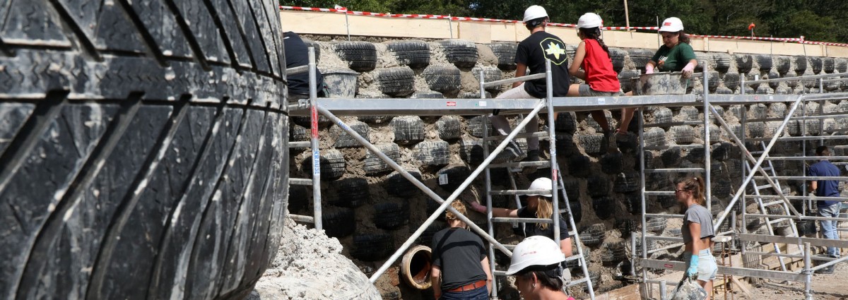 Ein „Erdschiff“ für neue Wege in die Zukunft: In Redingen wird ein Haus aus Abfall gebaut