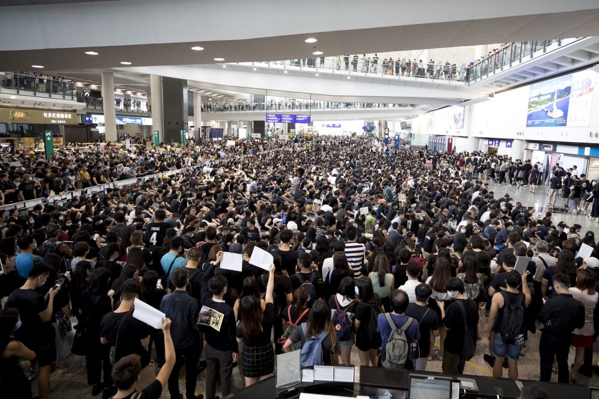 Proteste legen Betrieb an Hongkongs Flughafen lahm – China droht: „Erste Anzeichen von Terrorismus“