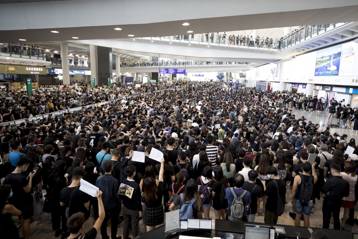 Proteste legen Betrieb an Hongkongs Flughafen lahm - China droht: „Erste Anzeichen von Terrorismus“
