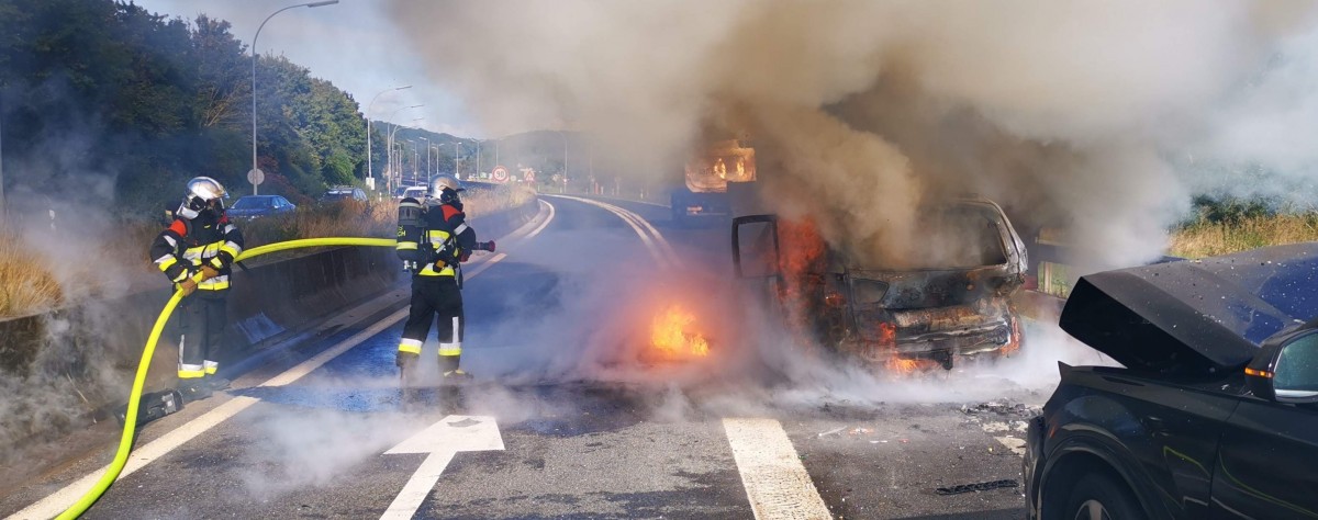 Unfall mit vier Autos bei Petingen: Ein Fahrzeug brennt aus, drei Menschen werden verletzt