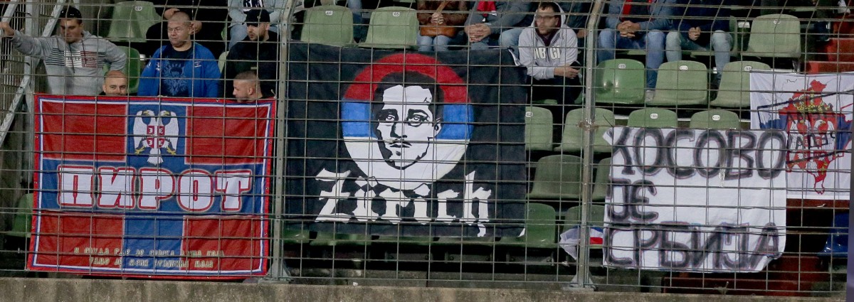 Stadion-Sicherheit tut nichts: Serbische Ultras zeigen unbehelligt politische Fahnen im Stadion