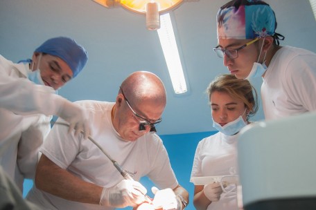 Ein Lachen für Ecuador: Luxemburger Zahnmediziner Dr. Georges Kratzenberg engagiert sich in Südamerika