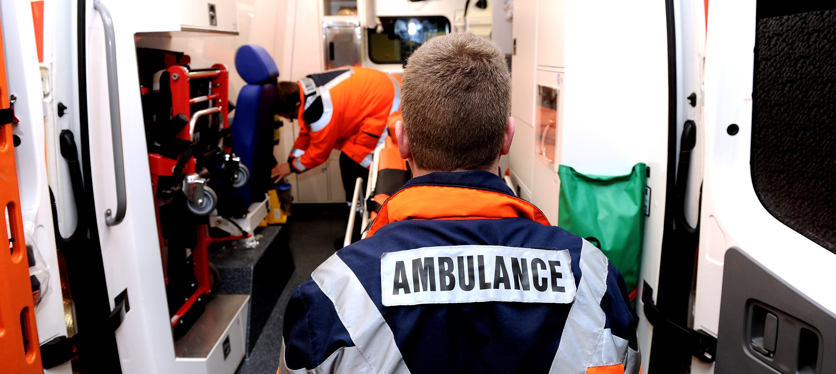 Auto kracht gegen Leitplanke in Ausfahrt Sennigerberg – Eine Person in Zolver angestoßen