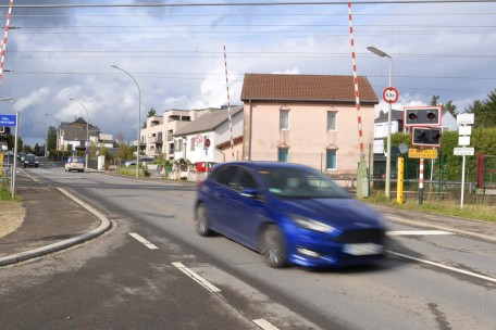 Das Warten hat bald ein Ende: Die Bahnschranke in Dippach wird 2023 verschwinden