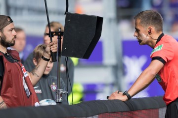 Blick auf die Insel: Der Video-Assistent VAR leidet unter Sehschwäche