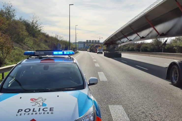 Polizei eskortiert 100 Tonnen Brücken-Teile