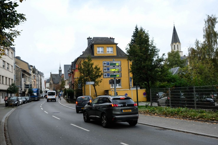 Neues Leitsystem in Betrieb in Ettelbrück: Digitale Anzeigen helfen bei der Parkplatzsuche