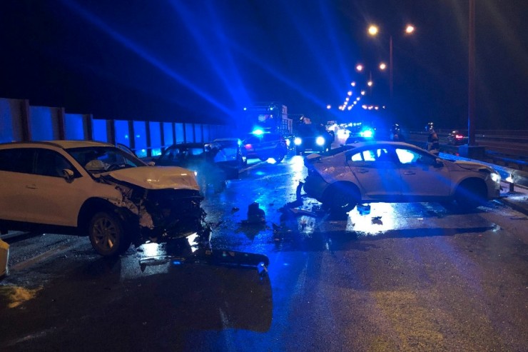 Polizei  / Vollsperrung auf der A7: Neun Fahrzeuge verunfallen in kürzester Zeit