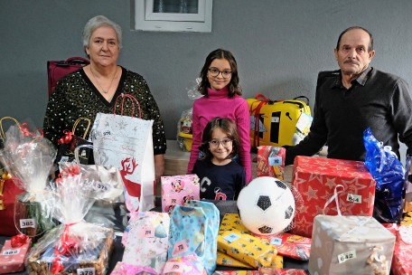 „Bomi Sonja“ mit ihrem Ehemann und ihren beiden Enkelinnen Zoé (oben) und Lisa. Die gesamte Familie hilft beim Verpacken der Tombola-Geschenke.