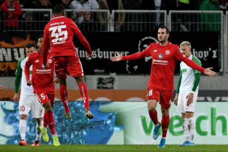Levin Öztunali bejubelt zusammen mit Leandro Barreiro 0:1. Viel mehr Grund zur Freude hatten die Mainzer jedoch nicht.