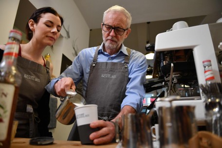 Jeremy Corbyn kann einen Capuccino kochen, doch die Briten scheinen seine Pläne nicht zu verstehen