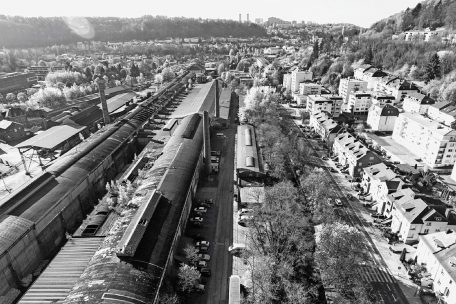 Vue aérienne du site longé par l’Alzette et la rue de Beggen, avec le Kirchberg en perspective