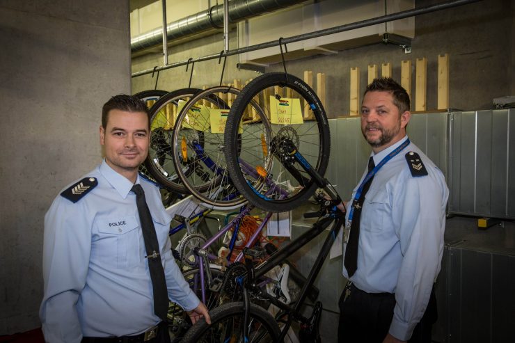 Fundbüro der Polizei / Ein Ort, wo Wiedersehen Freude bereitet