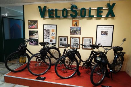 Einige der ersten Vélosolex-Räder neben dem letztgebauten aus dem Jahr 1988 (ganz rechts)