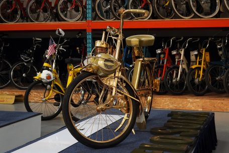 Auch das gibt es in der Sammlung: Ein Vélosolex mit 24-Karat-Vollvergoldung. Hergestellt wurde dieses Unikat einst für Vendôme.