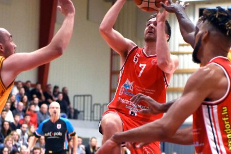 Luc Kirpach (Nr. 7) und Fels wollen ihre Heimstärke auch gegen Heffingen unter Beweis stellen