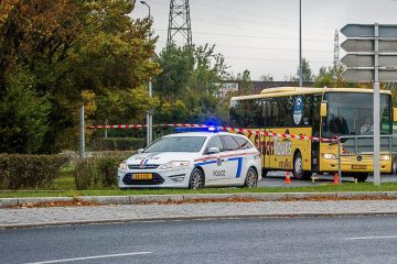Esch / Autofahrerin stößt Fußgänger an 