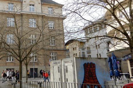 Abgesehen von einem Bild auf der Mauer einer öffentlichen Toilette erinnert heute an dem Ort, wo er mal stand, nichts mehr an den roten Turm.