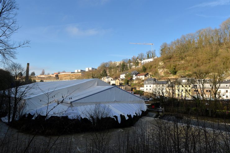 Das weiße Zelt / Sanierungsarbeiten auf früherem Industriegelände in der Pulvermühle haben begonnen