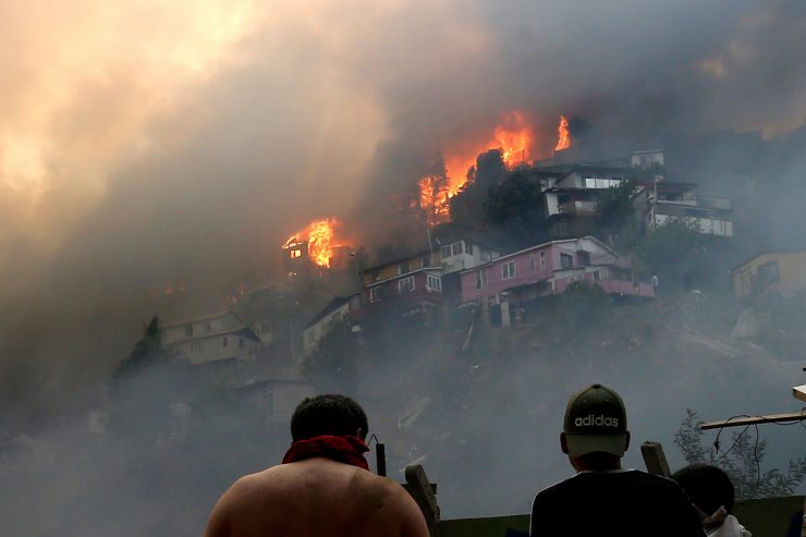 Feuersbrunst / Mindestens 120 Häuser bei schweren Bränden in Chile beschädigt