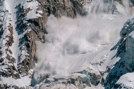 Unglück in der Schweiz / Mächtige Lawine reißt Skiläufer mit