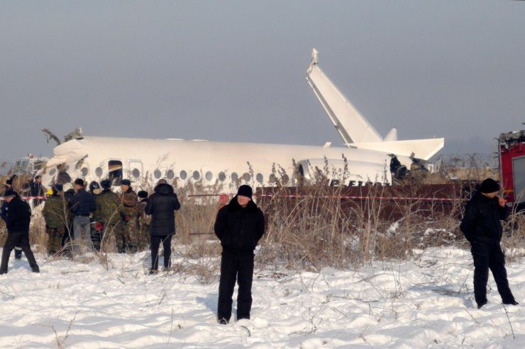 Luftfahrt / Flugzeug in Kasachstan abgestürzt – Dutzende Überlebende