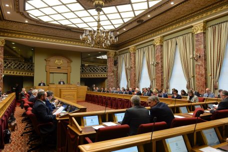 Editorial / Männer dominieren weiter in Politik und Wirtschaft