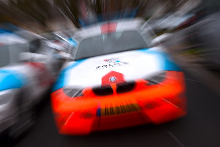 Überfall mit Schlagstock / Bewaffneter Mann flüchtet mit Kasse