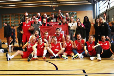 Die Basketball-Mannschaft aus Wien gemeinsam mit ihren Fans