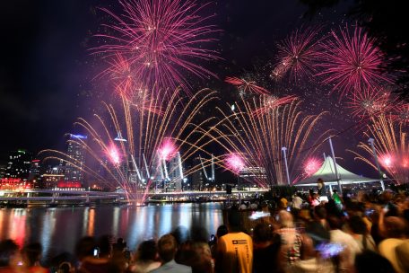 Australien, Brisbane: Menschen beobachten das Neujahrs-Feuerwerk.