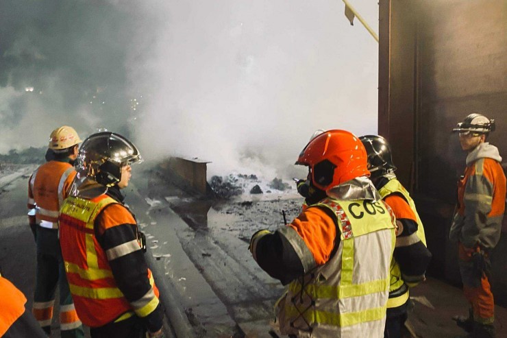 Brand / Feuer bricht in ArcelorMittal-Lagerhalle in Differdingen aus