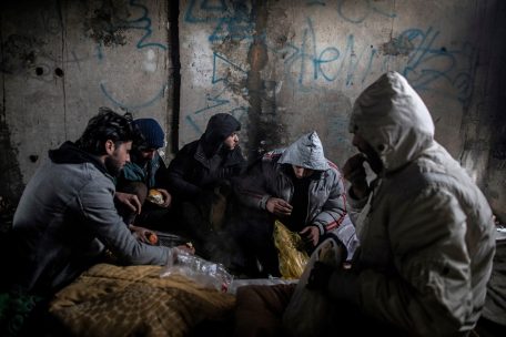 Serbien / Im Winter setzen sich nach Westen strebende Flüchtlinge erhöhten Risiken aus