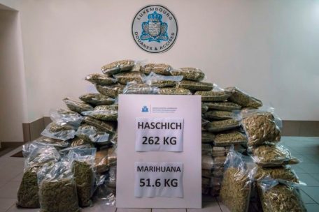 Drogen / Sichergestellte Drogen werden unter Aufsicht verbrannt