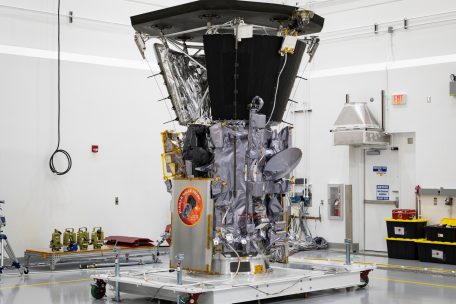 Die Sonde Parker Solar Probe, nachdem der Hitzeschild montiert wurde