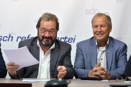 Ehrenpräsident Robert Mehlen (r., mit Gast Gibéryen) plädiert dafür, die Flüchtlingsfrage erst einmal auszuklammern