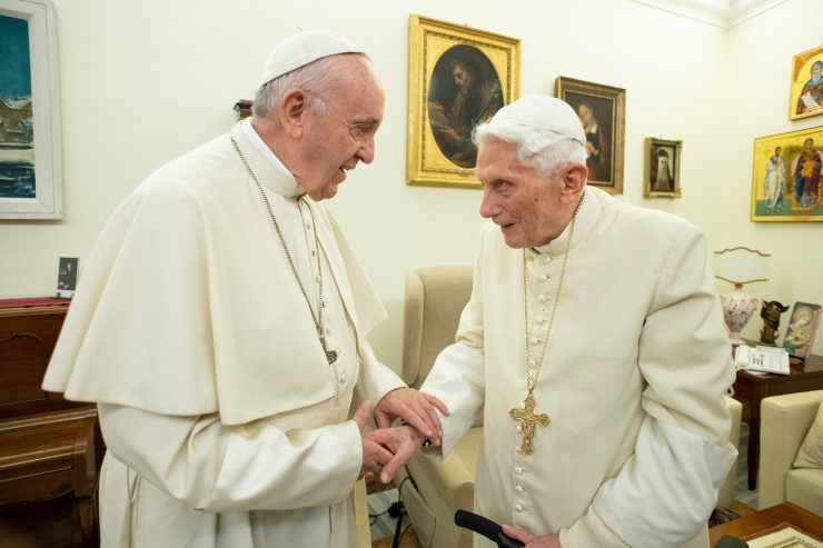 Kirchenclinch / Ex-Papst Benedikt irritiert die Reformbewegung mit Zölibat-Plädoyer 