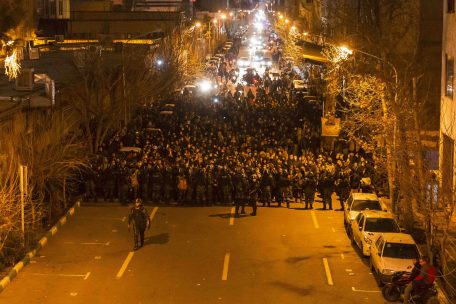 Iranische Polizei und Demonstranten stehen sich am 11. Januar vor der Amir Kabir Universität in Teheran gegenüber 